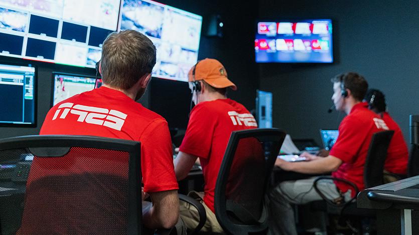 体育和学术聚集在bet亚洲365欢迎投注的新ESPN教学控制室.